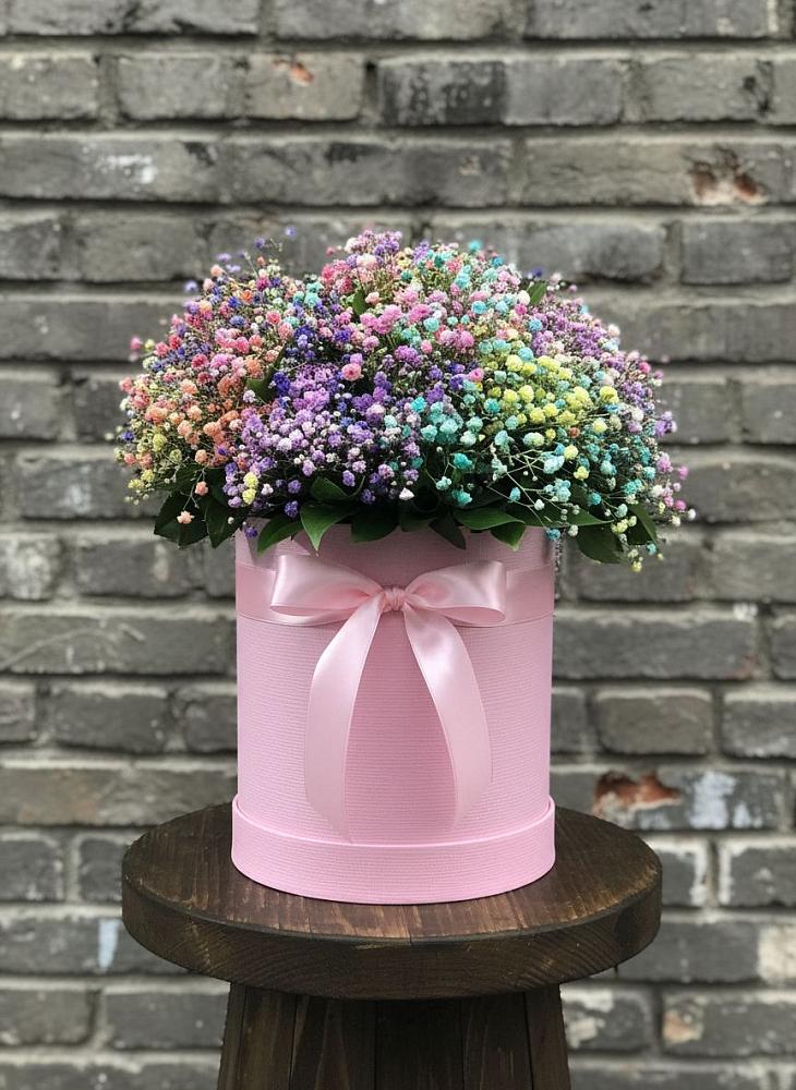Цветочная композиция из Гипсофила и Розы в шляпной коробке в Мишеронский