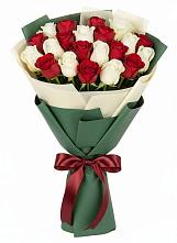 Букет Микс из красных и белых роз в Мишеронский
