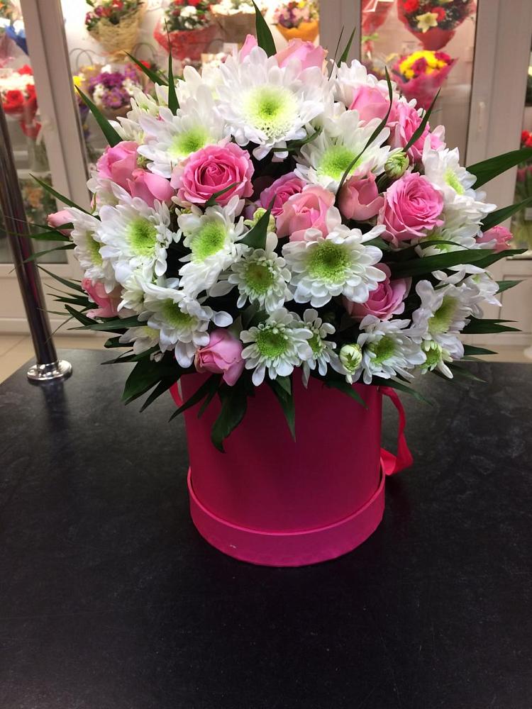 Цветочная композиция из Розы и Хризантемы в шляпной коробке в Мишеронский