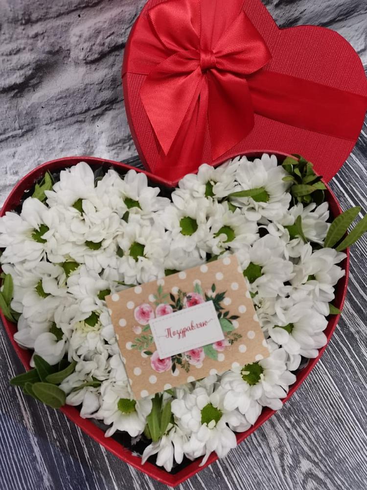 Цветочная композиция из Хризантемы в виде сердца в Мишеронский